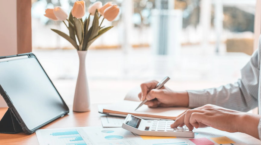 recording financial statistics using graphs as a reference 